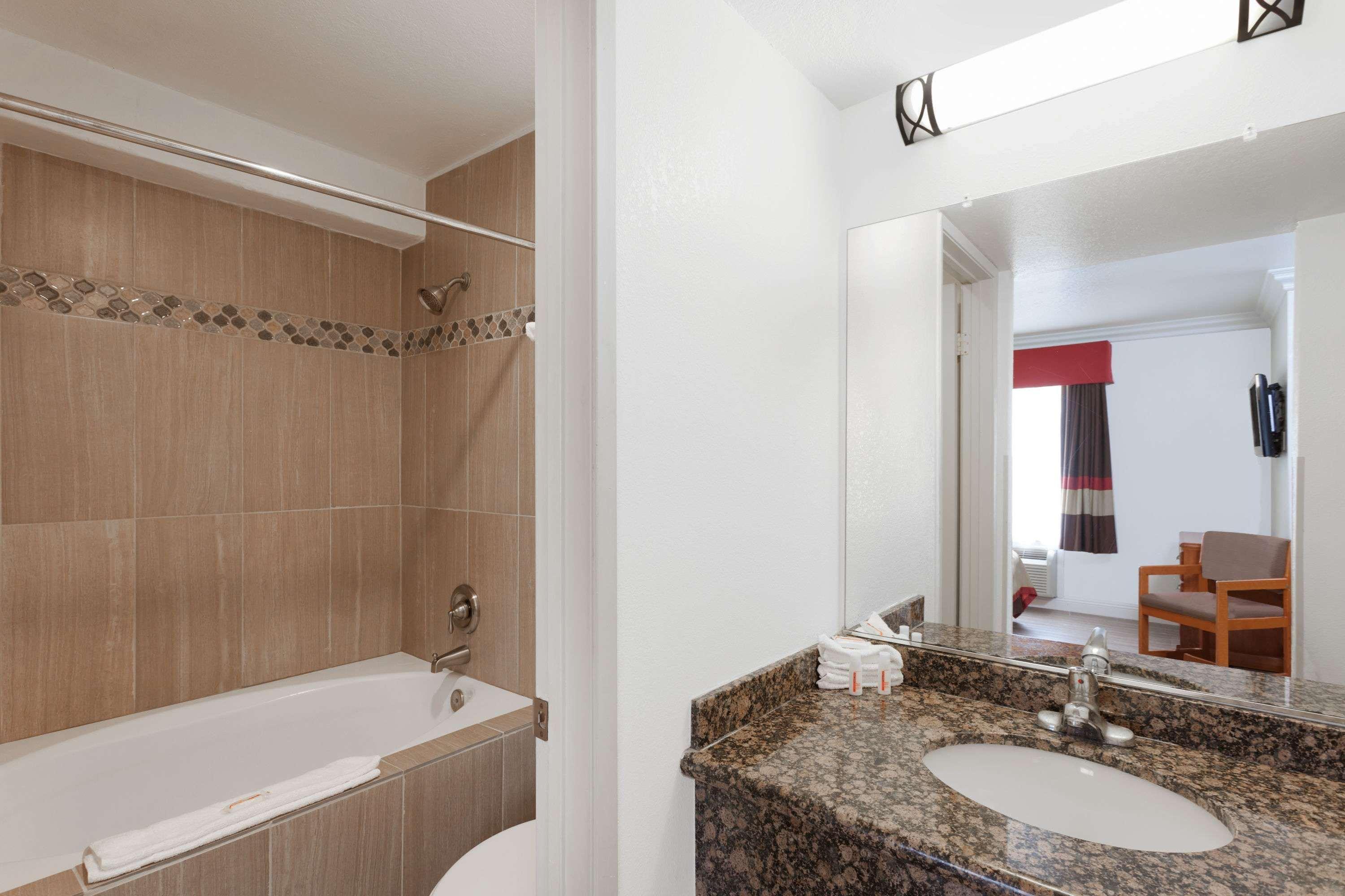 Motel Super 8 By Wyndham Santa Clarita/Valencia Extérieur photo