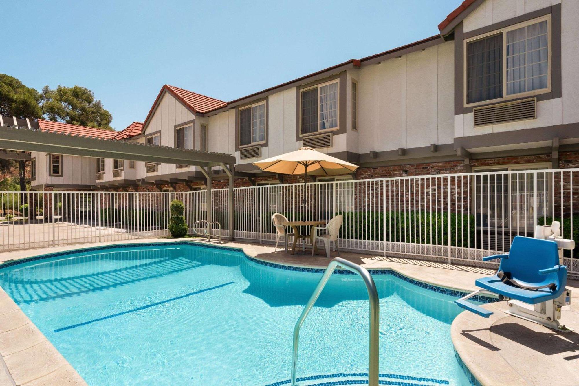 Motel Super 8 By Wyndham Santa Clarita/Valencia Extérieur photo